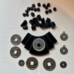 Semi precious stone and glass bead lots..